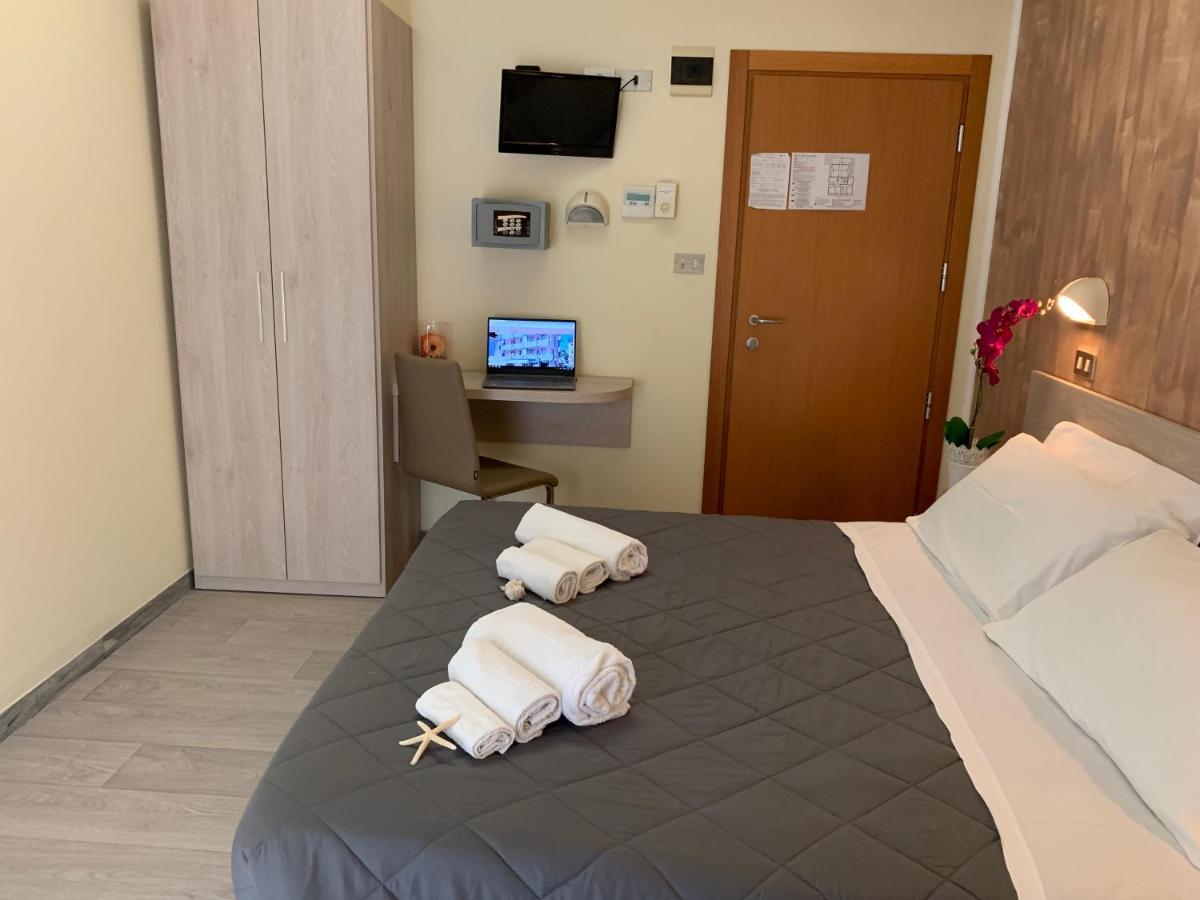 Hotel Palma Benessere 里米尼 外观 照片